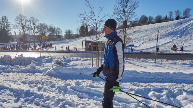 Wintersport im Landkreis Ebersberg: Einige Loipen sind bei Moosach schon gespurt. Hermann Will dreht eine Proberunde.