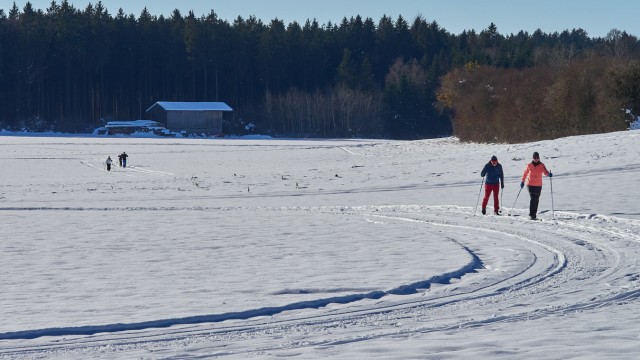 Wintersport im Landkreis Ebersberg: In Oberpframmern sind die Loipen schon seit Montag gespurt - und beim TSV hofft man, dass das schöne Winterwetter noch eine Weile andauert.