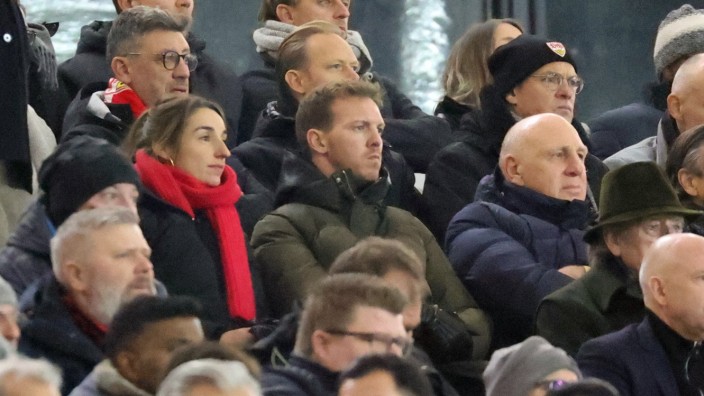 VfB Stuttgart im DFB-Pokal: Bundestrainer Julian Nagelsmann (Mitte) beobachtete das VfB-Spiel gegen Dortmund mit Freundin Lena Wurzenberger (links) und Trainervater Dieter Hoeneß (rechts).