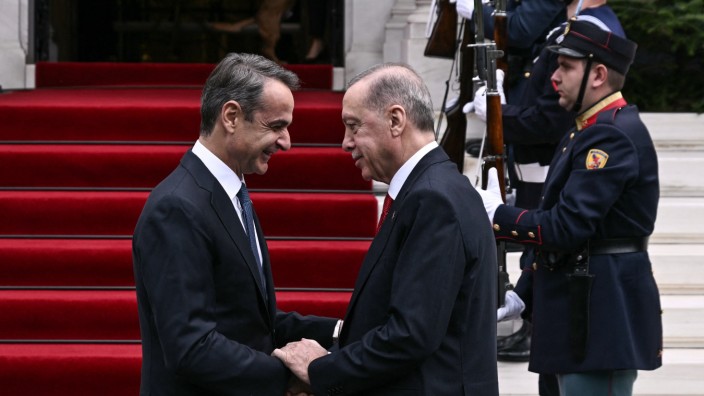 Erdoğan in Athen: Ungewohnt herzlich: Griechenlands Premierminister Kyriakos Mitsotakis und der türkische Präsident Recep Tayyip Erdoğan.