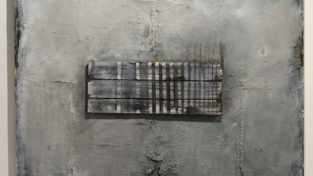 Ausstellung in Dachau: Strukturen und Oberflächen spielen in Gabriele Middelmanns Arbeiten immer eine zentrale Rolle. Hier interagieren sie mit imaginären Schattenwürfen.