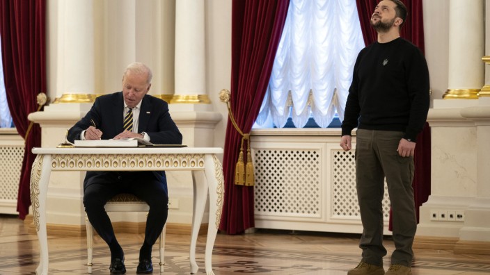 USA: Der Präsident würde der Ukraine gern weiter helfen, aber das Parlament tut so, als ginge der Krieg die USA nichts an: Joe Biden mit Wolodomir Selenskij am 20. Februar in Kiew.