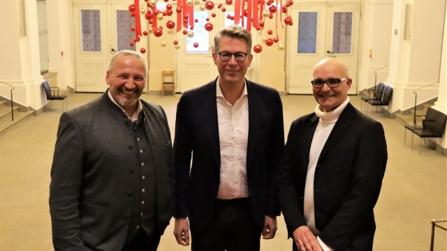 Kulturpolitik: Markus Blume (Kunstminister), Andreas Jäckel (MdL) und Leo Dietz (MdL) treten für das Römermuseum Augsburg ein.