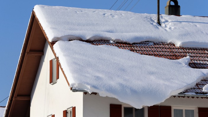 Schneemassen: Bei starkem Schneefall sollten Hausbesitzer ihr Dach im Auge behalten - und möglicherweise räumen lassen.