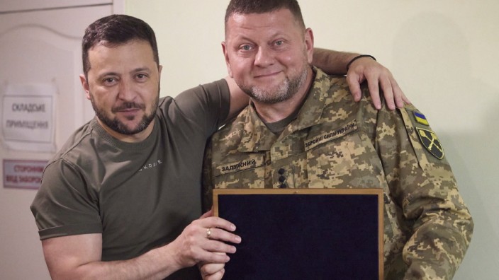 Ukraine: Schulterschluss fürs Foto: Präsident Wolodimir Selenskij (li.) und sein oberster General Walerij Saluschnyj im Juli.
