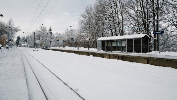 Schneechaos: Der Ottobrunner Bahnhof ist mittlerweile vom Schnee befreit - seit Mittwoch fahren auch wieder S-Bahnen.