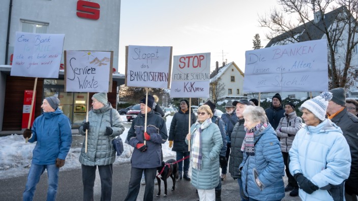 Oberschleißheim: Gegen die Schließung der Kreissparkassenfiliale an der Haselsbergerstraße in Oberschleißheim demonstrieren erboste Anwohner.