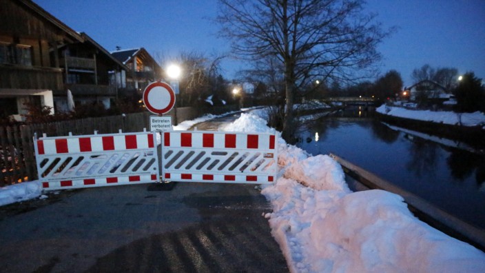 Die Ursache wird noch gesucht: Der Loisach-Isar Kanal wurde am Donnerstag an mehreren Stellen undicht.