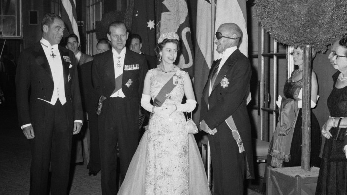 Hotelküchen: Queen Elizabeth II. und Prince Philip (links) treffen Lewis Douglas, den ehemaligen US-Botschafter in Großbritannien bei einem Dinner im Waldorf Astoria in New York.