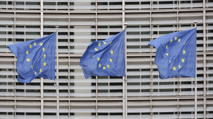 Klimaschutz: Die EU-Flagge weht in Brüssel. Unterhändler haben sich auf eine neue Vorgabe zur Energieeffizienz von Gebäuden geeinigt.