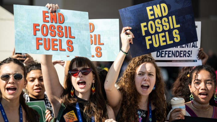 SZ-Klimakolumne: Ein Ende der fossilen Brennstoffe: Klimaaktivistinnen in Dubai mit klaren Forderungen.