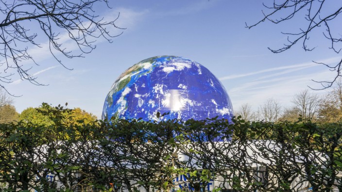 Klimapolitik: Die Weltkugel wies den Menschen bei der Klimakonferenz 2017 in Bonn den Weg ins ehemalige Regierungsviertel.