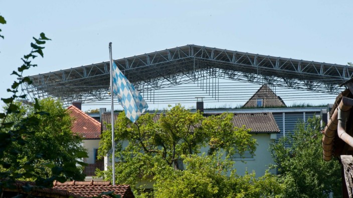 Sport in der Kreisstadt: Seit August schützt ein Notdach das undichte Dach der Halle. Bis zum Abschluss der Sanierungsarbeiten wird es so bleiben.