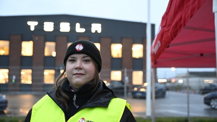 Streiks in Skandinavien: Emma Hansson, Vorsitzende der Gewerkschaft IF Metall Stockholm, steht vor dem Tesla Servicecenter in Segeltorp, Schweden.