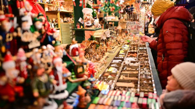 Nürnberger Christkindlesmarkt: Ob's stimmt? Der Legende nach soll in Nürnberg einst der Rauschgoldengel erfunden worden sein. An den Ständen auf dem Christkindlesmarkt findet man sie und jede Art von Weihnachtsdekor zuhauf.