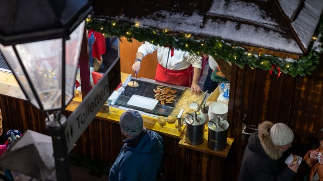 Nürnberger Christkindlesmarkt: "Einmal Drei im Weckla, bitte!": Blick in eine typische Bratwurstbude auf dem Nürnberger Christkindlesmarkt.