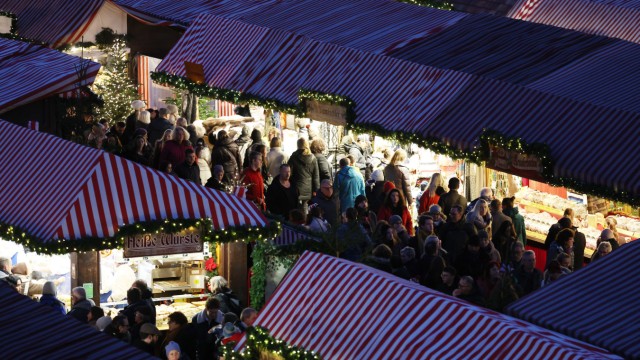 Nürnberger Christkindlesmarkt: Blick von oben in die wimmelnde, schimmernde Christkindlesstadt.