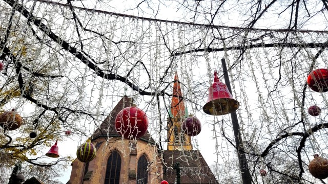 Nürnberger Christkindlesmarkt: Goho sagt "Hoho": Der Weihnachtsmarkt an der Dreieinigkeitskirche auf dem Veit-Stoß-Platz im Szeneviertel Gostenhof. Hier fand auch der erste Nürnberger Christkindlesmarkt nach dem Zweiten Weltkrieg statt.