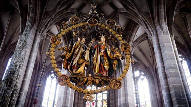 Nürnberger Christkindlesmarkt: Der "Englische Gruß" von Veit Stoß in der St. Lorenzkirche: Würde einem nicht mit der Zeit der Nacken schmerzen, man könnte dieses Kunstwerk stundenlang betrachten.
