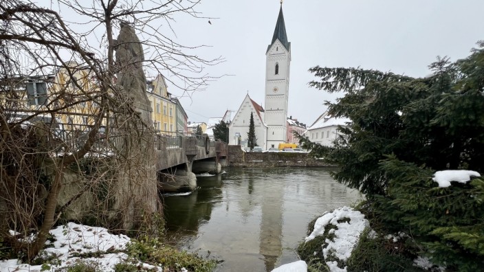 Für den Landkreis Fürstenfeldbruck: Noch ist unklar, wie hoch die Amper - hier in Fürstenfeldbruck - bei schmelzenden Schneemassen steigen wird. Das Wasserwirtschaftsamt hat mal eine Vorwarnung vor Hochwasser herausgegeben.