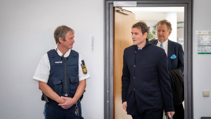 Prozess in Starnberg: Sieht sich als Opfer einer Rufmordkampagne: Ex-Nationaltorhüter Jens Lehmann am Freitagvormittag beim Betreten des Gerichtssaals.