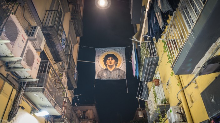 Unter Bayern: Porträt des Fußballers Maradona in der Altstadt von Neapel.