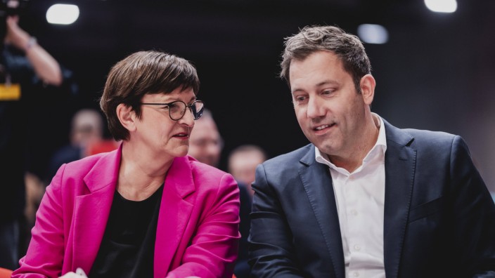 Parteitag: Saskia Esken und Lars Klingbeil bleiben SPD-Vorsitzende.