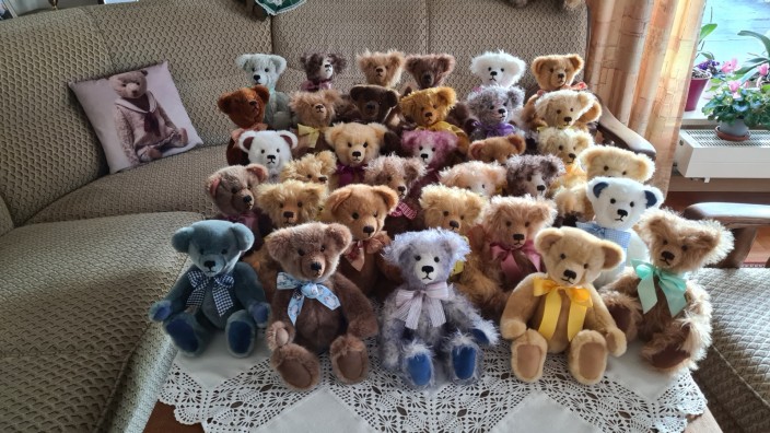 Wohltätige Handarbeit: 33 Teddybären hat Helga Seemüller wieder dem Kriseninterventionsteam der Malteser in Gröbenzell gespendet.