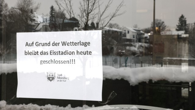 Eishalle gesperrt: Ein Schild an der Eingangstür weist die Besucher darauf hin, dass die Moosburger Eishalle derzeit nicht genutzt werden kann.