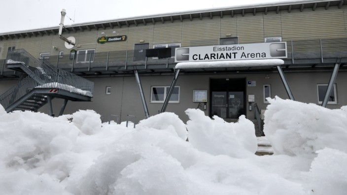 Eishalle gesperrt: Viel Schnee vor der Tür und viel Schnee auf dem Dach - das Moosburger Eisstadion bleibt vorerst geschlossen.