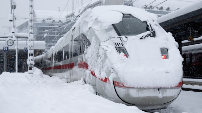 SZ-Serie "Ein Anruf bei ...": Verflixt und zugeschneit: stehender ICE am Münchner Hauptbahnhof. In Finnland kommen solche weißen Massen öfter vor, allerdings ist der Schnee dort meistens ein anderer.