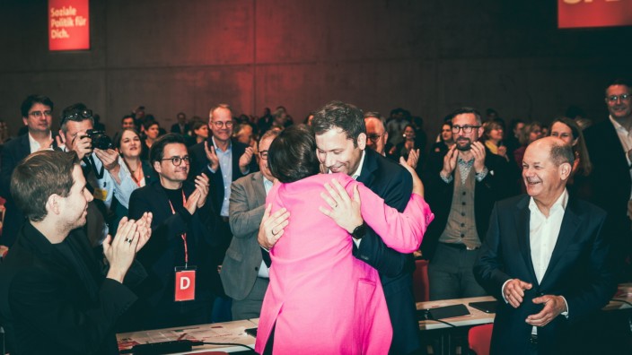 SZ am Abend: Esken und Klingbeil sind beim SPD-Parteitag als Vorsitzende wiedergewählt worden.