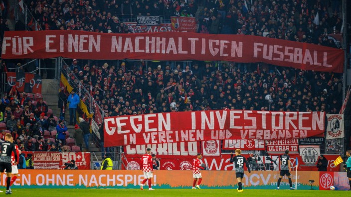 Bundesliga vor der Investorenfrage: Der geplante Deal ist nicht überall populär: Im Mainzer Stadion werden Transparente gespannt.