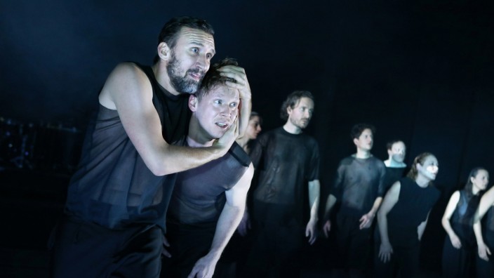 Theater: Thomas Lettow (Agamemnon, links) und der Bote Niklas Mitteregger.