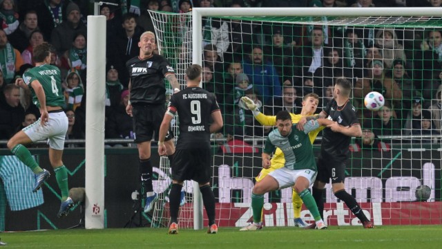 Bundesliga: Weg zum Heimsieg geebnet: Niklas Stark (links) köpft das 1:0 für Werder Bremen nach einer Ecke.