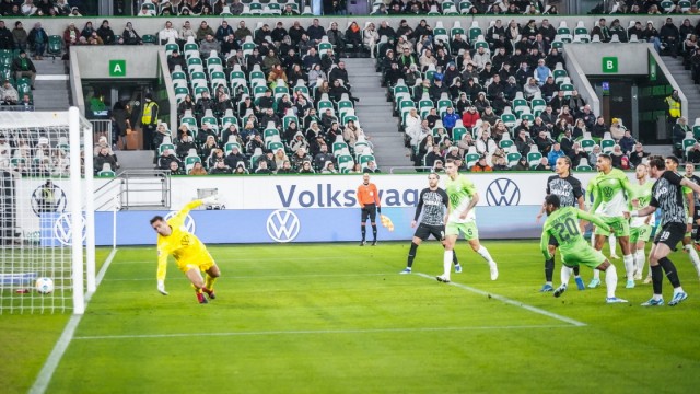 Bundesliga: Spielentscheidende Szene: Der Schuss von Michael Gregoritsch (rechts) beschert Freiburg drei Punkte in Wolfsburg.