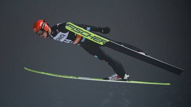 Skispringen: "Das ist eben der Karl": Geiger kann den Angriff von Kraft im zweiten Durchgang abwehren.