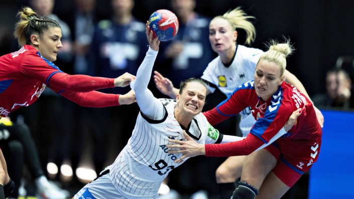 Handball-WM: Harte Arbeit: Julia Behnke (Mitte) sucht ihren Weg durch die serbische Abwehr.