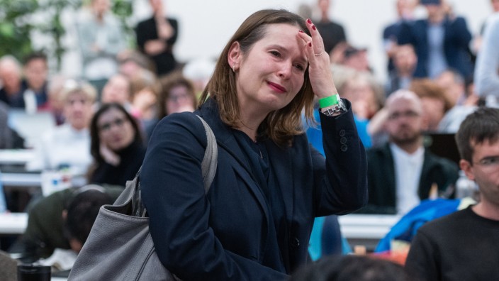 Landespolitik: Im Aufbruch: Tanja Prinz, gescheiterte Kandidatin für den Landesvorsitz der Grünen in Berlin, verlässt die Landesdelegiertenkonferenz ihrer Partei.