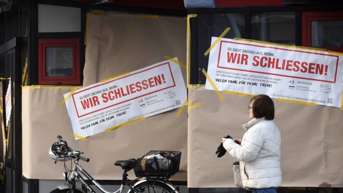 Wirtschaft: "Wir schließen", steht in Großbuchstaben am Samstag in vielen Schaufenstern in der Münchner Straße sowie in der Dachauer Altstadt - doch noch geht es nur darum, die Menschen für die Nöte des Einzelhandels zu sensibilisieren.