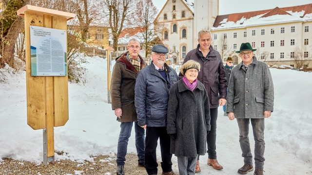 Historie eines Dorfes: Von links: Ronald Kühnemund, Michael Holzmann, Leni Gröbmair, Josef Hauser und Peter Oster.