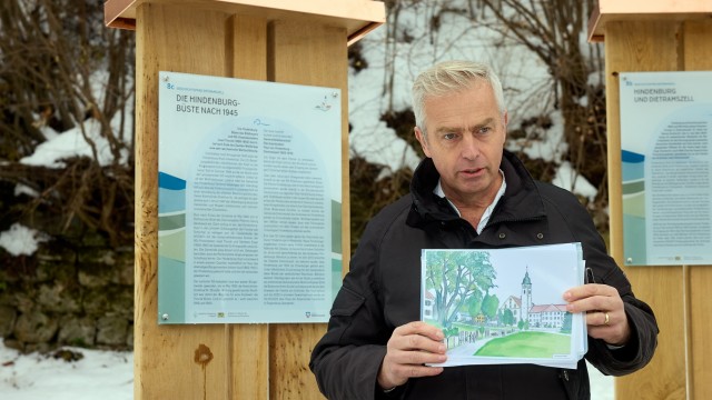 Historie eines Dorfes: Findet den Standort gut gewählt: Dietramszells Bürgermeister Josef Hauser.