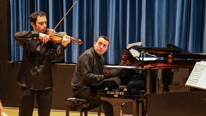 Jubiläumsfeier: Pianist Gabriele Pezone (rechts) und Geiger Matteo Cossu spielen unter dem Motto "Fuoco italiano - italienisches Feuer" ein fulminantes Konzert.