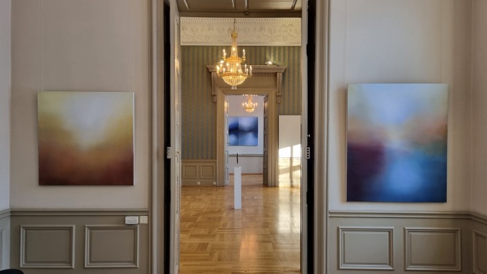 Ausstellung: Mal dominiert warme, mal kalte Farbigkeit in den fein nuancierten Bildern von Helene B. Grossmann, die im Ismaninger Schlosspavillon zu sehen sind.