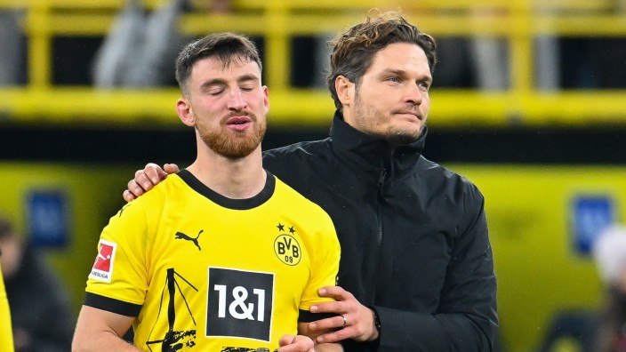 Borussia Dortmund: Ein bisschen Trost nach Schlusspfiff: Edin Terzic (r.) mit Salih Özcan.