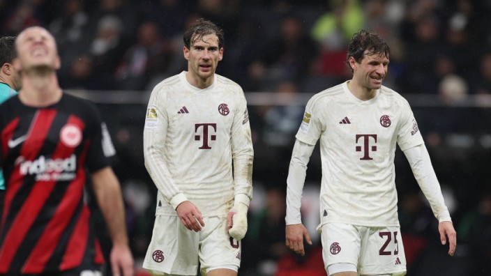 FC Bayern: Im Regen von Frankfurt: Die Bayern-Fußballer Leon Goretzka mit Thomas Müller (r.).