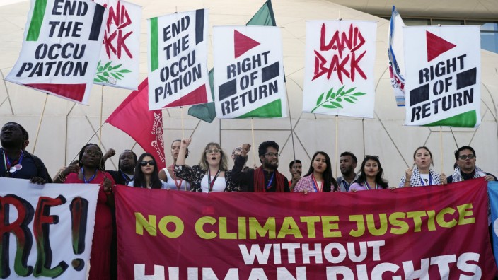 Klimakonferenz: Am Sonntag fällt auch der "Völkermord"-Vorwurf gegen Israel: Aktivisten einer propalästinensischen Demonstration beim Klima-Gipfel in Dubai.