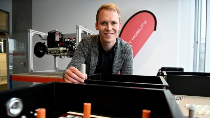 Junge Unternehmer: Tobias Kahnert und sein Team von ETF Mobility arbeiten an elektrischen Antriebssträngen für Flugzeuge - im Bild ein Batterie-Modul. Für seine unternehmerischen Leistungen wurde der Gründer in das Forbes-Ranking der "30 Under 30 Europe" aufgenommen.