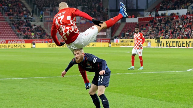 15ème journée de Bundesliga : Les choses se sont généralement mieux passées pour Jan-Niklas Beste (ci-dessous) que dans cette scène.  Le Heidenheimer a de nouveau ouvert le but de l'équipe nouvellement promue avec l'un de ses coups francs dangereux.