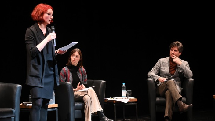 Solidaritätslesung: Die Stimme erheben: links die Autorin Slata Roschal, rechts der Autor Alexander Estis, in der Mitte die Schauspielerin Leni Karrer.